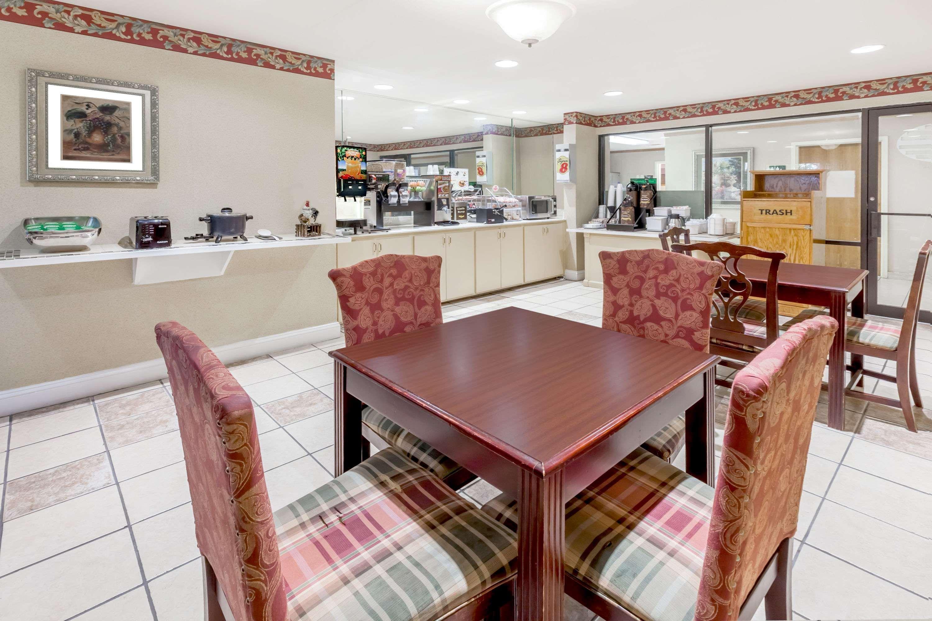 Hotel Super 8 By Wyndham Pine Bluff Esterno foto